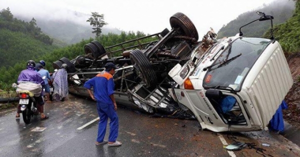 Thừa Thiên – Huế: Khiếp vía chứng kiến xe tải lật ngửa trên đèo A Co