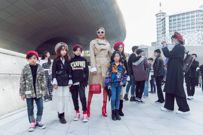 Phạm Hương g&acirc;y &ldquo;n&aacute;o loạn&rdquo; đường phố Seoul Fashion Week