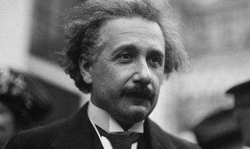 Albert Einstein: Khổ đau dưới lớp hào quang