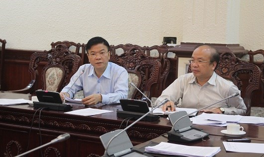 Bộ trưởng L&ecirc; Th&agrave;nh Long (tr&aacute;i) v&agrave; Thứ trưởng Phan Ch&iacute; Hiếu tại cuộc họp.