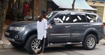 Cô gái trẻ dán băng vệ sinh kín xe ô tô vì cho rằng chủ xe "đỗ vô ý thức"