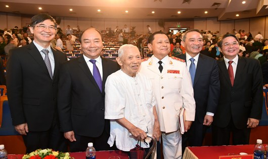 Thủ tướng c&ugrave;ng l&atilde;nh đạo Th&agrave;nh ủy Đ&agrave; Nẵng, Tỉnh ủy Quảng Nam tham dự lễ kỷ niệm