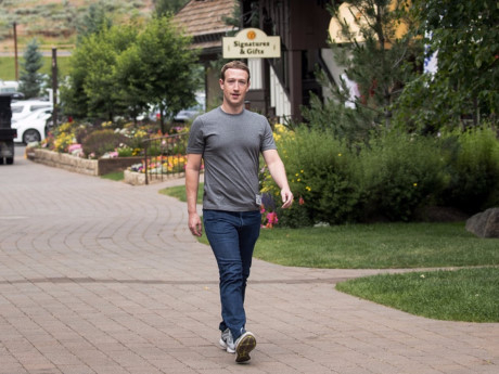Mark Zuckerberg thường xuất hiện với chiếc &aacute;o thun giản dị. Ảnh: Business Insider
