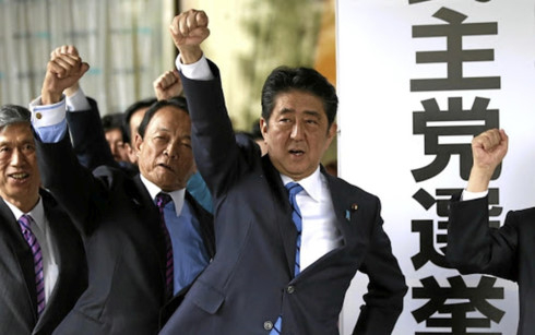 Đảng Li&ecirc;n minh cầm quyền của Thủ tướng Shinzo Abe đ&atilde; gi&agrave;nh chiến thắng &aacute;p đảo trong cuộc bầu cử Hạ viện Nhật Bản. Ảnh: Reuters