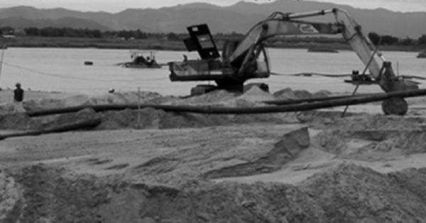 Phú Yên: Tự ý làm đường chở cát, "phá nát" sông Ba