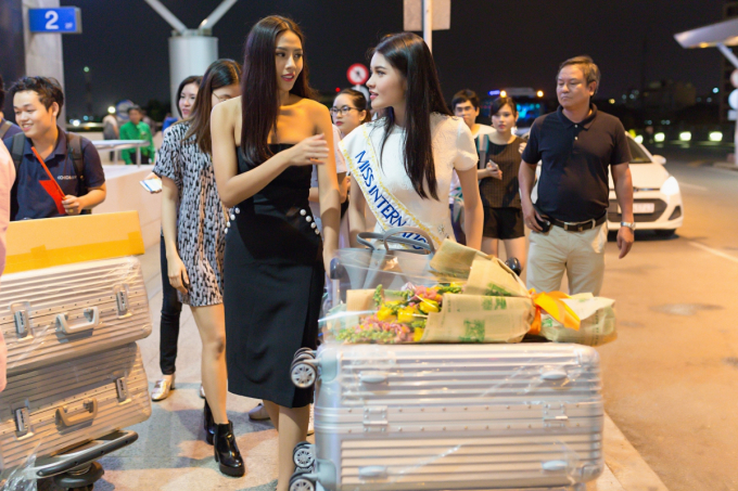 Cả đại gia đ&igrave;nh ra tiễn Thuỳ Dung l&ecirc;n đường dự thi Miss International