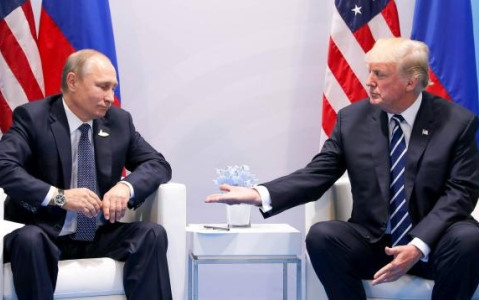 Tổng thống Nga Putin (tr&aacute;i) v&agrave; người đồng cấp Mỹ Donald Trump (phải) tại Hội nghị Thượng đỉnh G20 hồi th&aacute;ng 7. Ảnh: AP