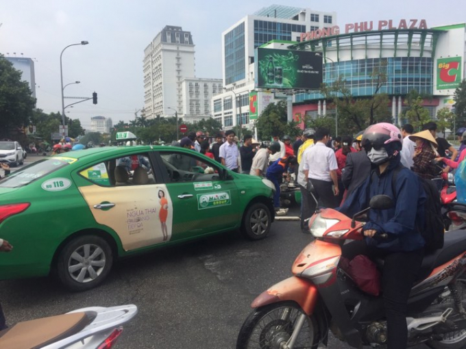 Huế: Taxi Mai Linh t&ocirc;ng xe m&aacute;y, c&ocirc; g&aacute;i trẻ bị hất l&ecirc;n rồi rơi xuống đất bất tỉnh