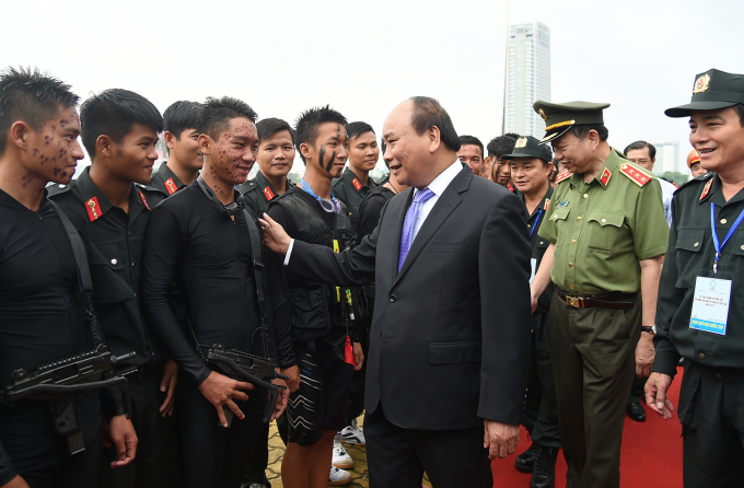 Thủ tướng thăm hỏi, động vi&ecirc;n c&aacute;c c&aacute;n bộ chiến sĩ tham gia bảo vệ tuần lễ cấp cao APEC.