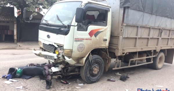 Hà Nội: Xe máy va chạm ôtô tải, một người tử vong