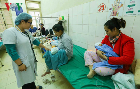 Số lượng trẻ được đưa đến kh&aacute;m trong một ng&agrave;y tại Khoa nhi của Bệnh viện Đa khoa tỉnh Điện Bi&ecirc;n dao động từ 70 - 80 trẻ.