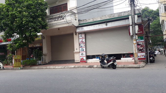 Cảnh tượng vắng vẻ tại phố Nguyễn Sơn. Những biển hiệu c&oacute; chữ