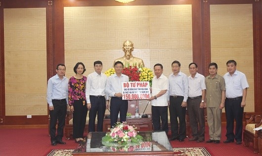 Bộ trưởng Lê Thành Long thăm hỏi, trao quà ủng hộ đồng bào bị thiên tai tại hai tỉnh Hòa Bình, Thanh Hóa