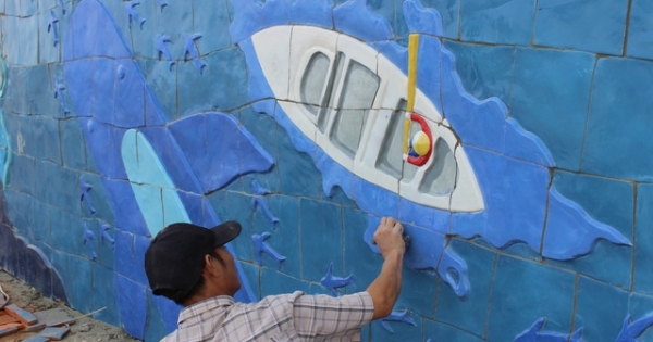 Bờ kè biển Đà Nẵng sinh động với tranh gốm nghệ thuật