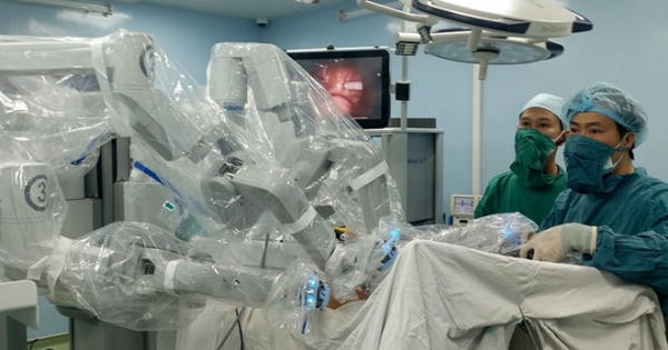 Hơn 200 người bệnh được phẫu thuật bằng robot