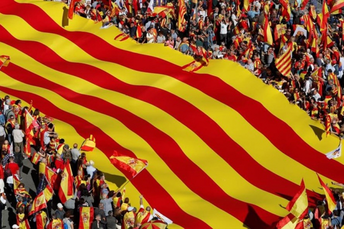 Biểu t&igrave;nh tại Barcelona, ủng hộ một nước T&acirc;y Ban Nha thống nhất, ng&agrave;y 29.10.2017. (Ảnh: Reuters)