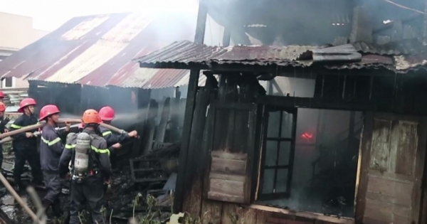 Lâm Đồng: Ngọn lửa bao trùm một căn nhà, hàng chục Cảnh sát PCCC "gồng mình" dập lửa