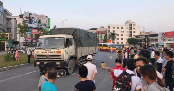 Hà Nội: Đang đi xe máy, người đàn ông bất ngờ bị xe tải cán qua người tử vong