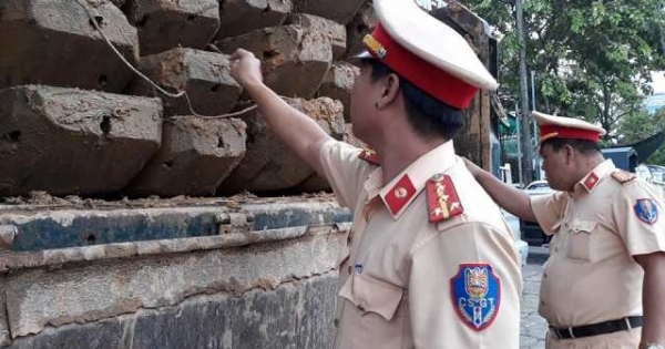 Thừa Thiên Huế: Chở gỗ “lậu” bị CSGT truy đuổi, tài xế “luồn lách” để trốn nhưng không thoát