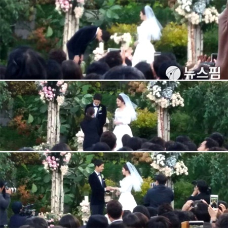 Song Joong Ki v&agrave; Song Hye Kyo trao nhẫn cưới cho nhau.