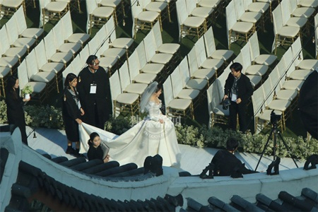 H&igrave;nh ảnh r&otilde; n&eacute;t về chiếc v&aacute;y cưới lộng lẫy của Song Hye Kyo.