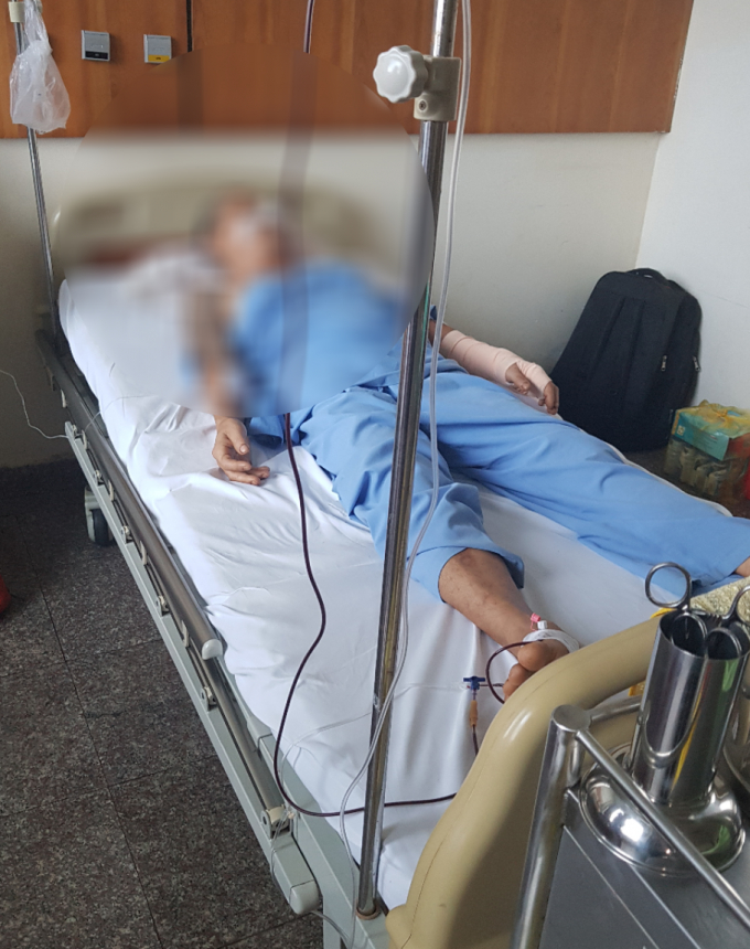 Nạn nh&acirc;n Trịnh Hồng Thắm đang được điều trị tại bệnh viện.