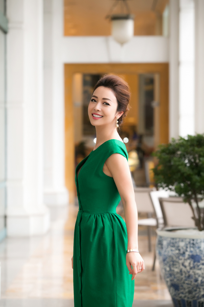 Hoa hậu Jennifer Phạm xuất hiện đẹp đ&ocirc;i c&ugrave;ng &ocirc;ng x&atilde;