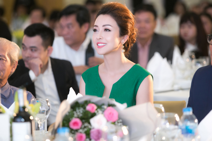 Hoa hậu Jennifer Phạm xuất hiện đẹp đ&ocirc;i c&ugrave;ng &ocirc;ng x&atilde;