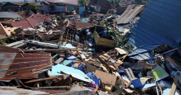 Chùm ảnh: Indonesia bị "chôn vùi" trong đống đổ nát sau thảm họa động đất, sóng thần