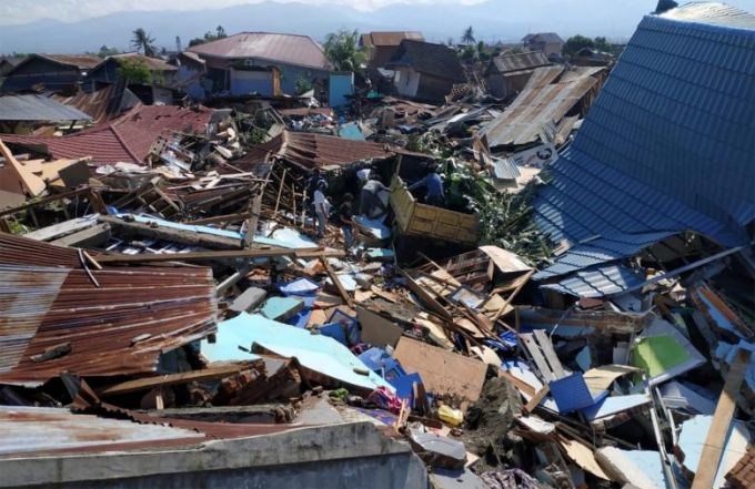 Ng&agrave;y 28/9, trận động đất mạnh 7,5 độ Richter tấn c&ocirc;ng đảo Sulawesi của Indonesia k&eacute;o theo nhiều dư chấn mạnh v&agrave; s&oacute;ng thần cao tới 6m.