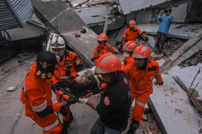 Lực lượng cứu hộ ở Sulawesi đang chạy đua với thời gian để t&igrave;m kiếm, cứu hộ những người mất t&iacute;ch, mắc kẹt trong c&aacute;c đống đổ n&aacute;t.