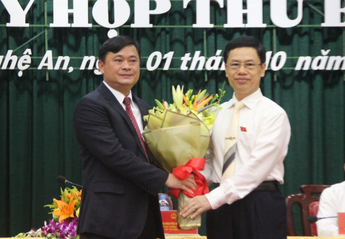&Ocirc;ng Th&aacute;i Thanh Q&uacute;y (&aacute;o đen) được bầu giữ chức Chủ tịch UBND tỉnh Nghệ An khi 42 tuổi.