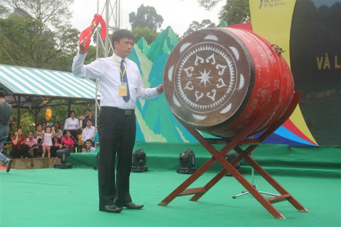 &Ocirc;ng Nguyễn Th&agrave;nh Hải, Chủ tịch UBND huyện Tr&ugrave;ng Kh&aacute;nh đ&aacute;nh trống tại Khai mạc Lễ hội Du lịch Th&aacute;c Bản Giốc năm 2017.