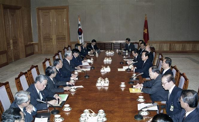 Tổng thống H&agrave;n Quốc Kim Young-sam hội đ&agrave;m với Tổng B&iacute; thư Đỗ Mười tại Seoul, H&agrave;n Quốc (Th&aacute;ng 4/1995). Ảnh: Xu&acirc;n L&acirc;m - TTXVN