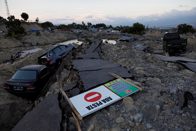 1.200 t&ugrave; nh&acirc;n Indonesia vượt ngục trong động đất, s&oacute;ng thần