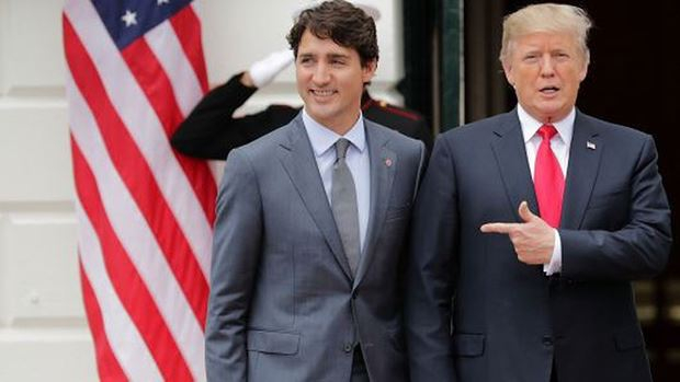Thủ tướng Canada Justin Trudeau (tr&aacute;i) v&agrave; Tổng thống Mỹ Donald Trump tại một cuộc gặp v&agrave;o th&aacute;ng 10/2017 - Ảnh: Getty/CNBC