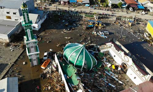 Một nh&agrave; thờ Hồi gi&aacute;o tại th&agrave;nh phố Palu, tỉnh Trung Sulawesi, Indonesia, bị sụp đổ sau khi động đất v&agrave; s&oacute;ng thần h&ocirc;m 28/9. Ảnh:&nbsp;AFP.