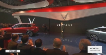 Clip: David Beckham cùng hoa hậu Tiểu Vy khám phá nội thất của VinFast