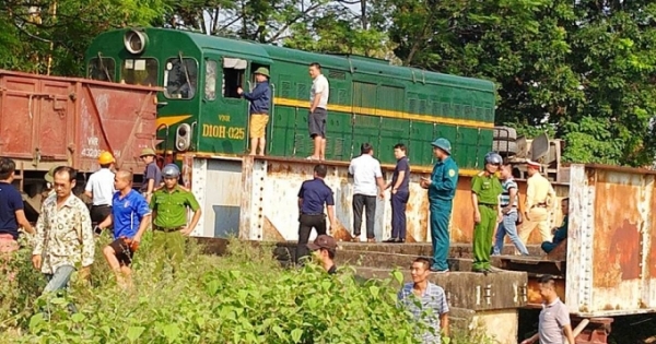 Hà Nội: Băng qua đường sắt, xe tải bị tông kéo xe khoảng 20m