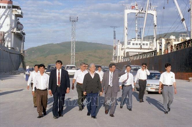 Tổng B&iacute; thư Đỗ Mười thăm cảng Quy Nhơn (B&igrave;nh Định) ng&agrave;y 7/2/1996. Ảnh: Xu&acirc;n L&acirc;m/TTXVN