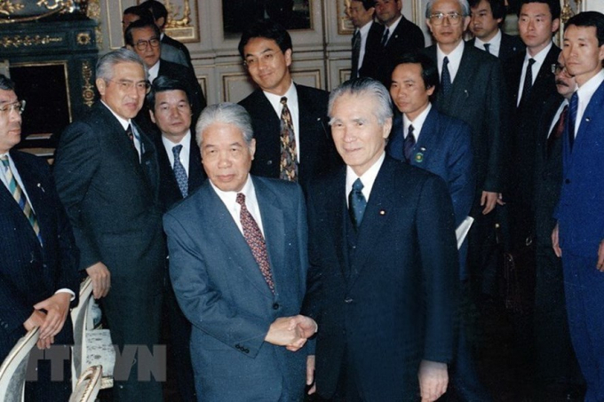 Thủ tướng Nhật Bản Tomiichi Murayama v&agrave; Tổng B&iacute; thư Đỗ Mười trong khu&ocirc;n khổ chuyến thăm ch&iacute;nh thức Nhật Bản từ 18 - 19.4.1995.