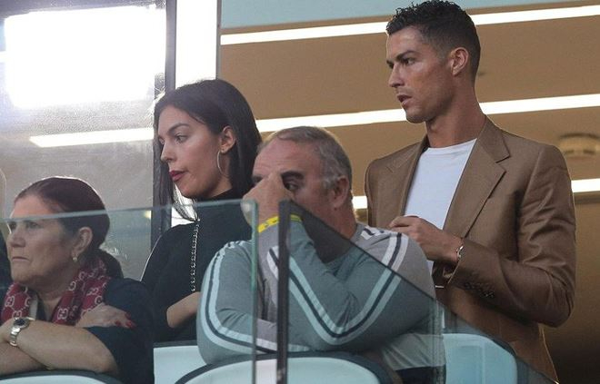 Ronaldo c&ugrave;ng&nbsp;Georgina tr&ecirc;n kh&aacute;n đ&agrave;i s&acirc;n Allianz