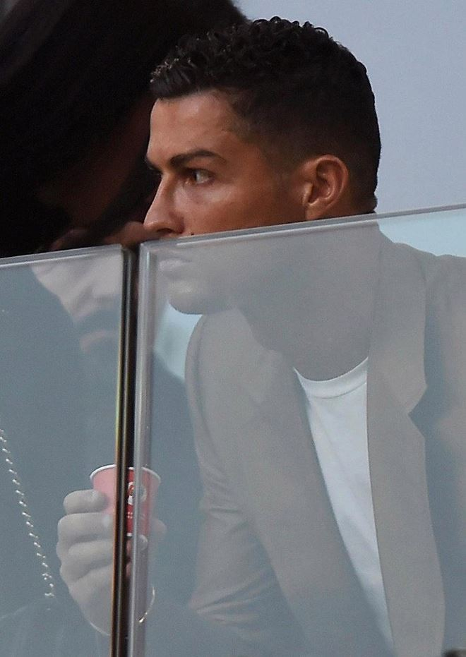 Ronaldo kh&aacute; căng thẳng khi xuất hiện sau c&aacute;o buộc hiếp d&acirc;m