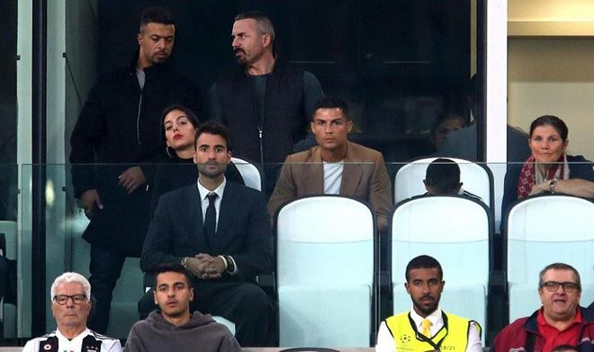 Georgina, Ronaldo v&agrave; cậu con trai lớn theo d&otilde;i trận đấu giữa Juventus v&agrave; Young Boys