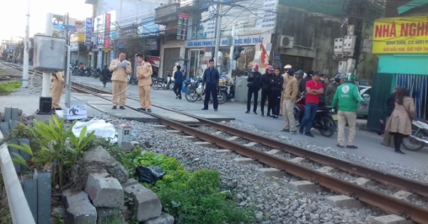 Hà Nội: Người đàn ông bị tàu hỏa cán tử vong do đi qua đường sắt không quan sát