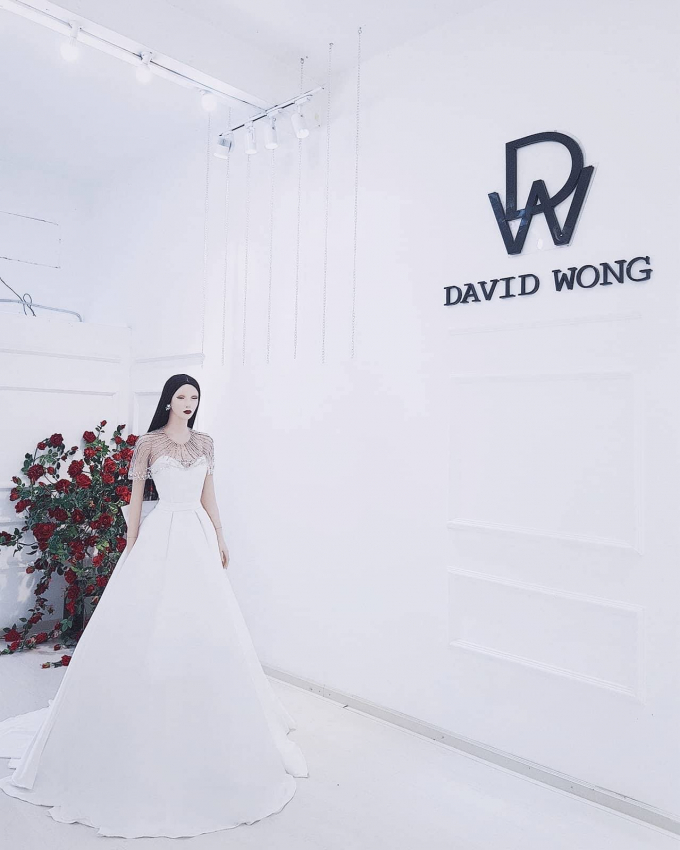 V&aacute;y cưới David Wong đặc biệt với 10.000 vi&ecirc;n pha l&ecirc; d&agrave;nh cho Lan Khu&ecirc;