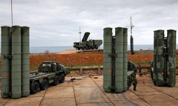 T&ecirc;n lửa ph&ograve;ng kh&ocirc;ng tầm xa S-400 được Nga triển khai tại b&aacute;n đảo Crimea. Ảnh:&nbsp;TASS.