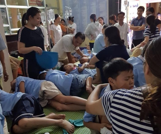 H&agrave;ng trăm học sinh ở Ninh B&igrave;nh nhập viện sau bữa trưa tại trường.
