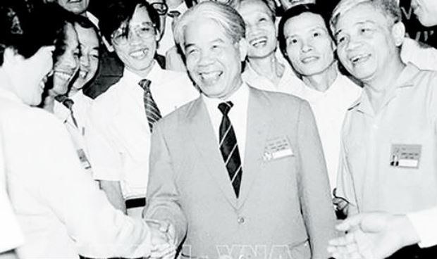 Nguy&ecirc;n Tổng B&iacute; thư Đỗ Mười với c&aacute;c đại biểu dự Đại hội VII Đảng Cộng sản Việt Nam (th&aacute;ng 6.1991)