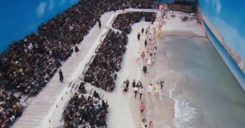 Bản tin Thời trang Plus số 68: Karl Lagerfeld biến bảo tàng thành bãi biển thơ mộng làm sàn catwalk